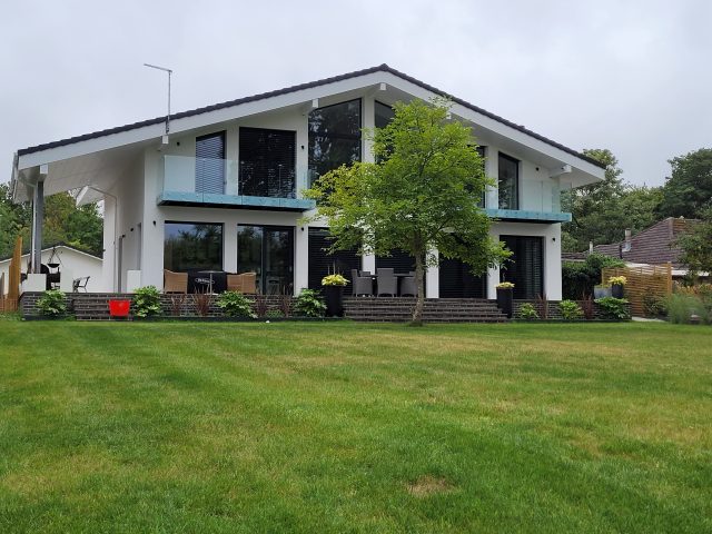 New house overlooking the River Thames